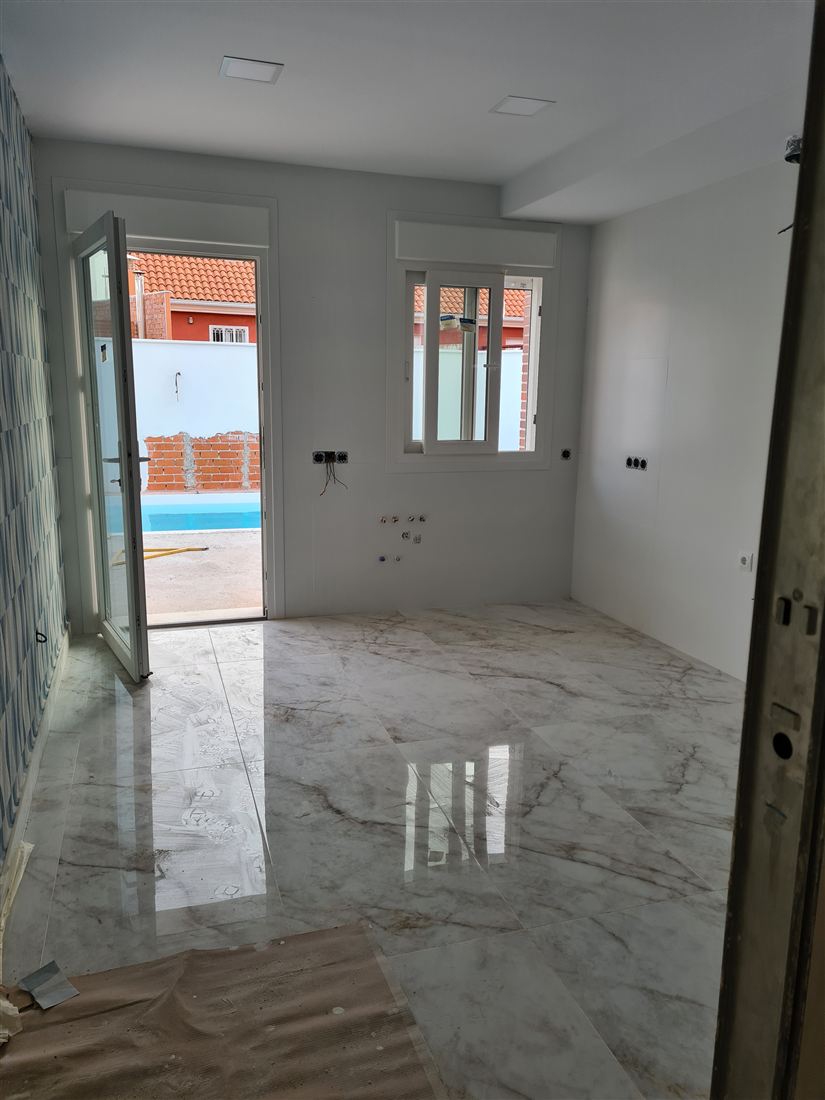 Cocina con revestimiento claro y acabado limpio