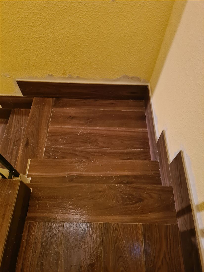Escalera con acabado madera