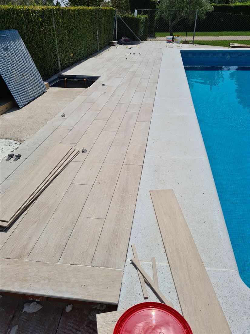 Solado en piscina realizado por Solados y Alicatados ReFoMat