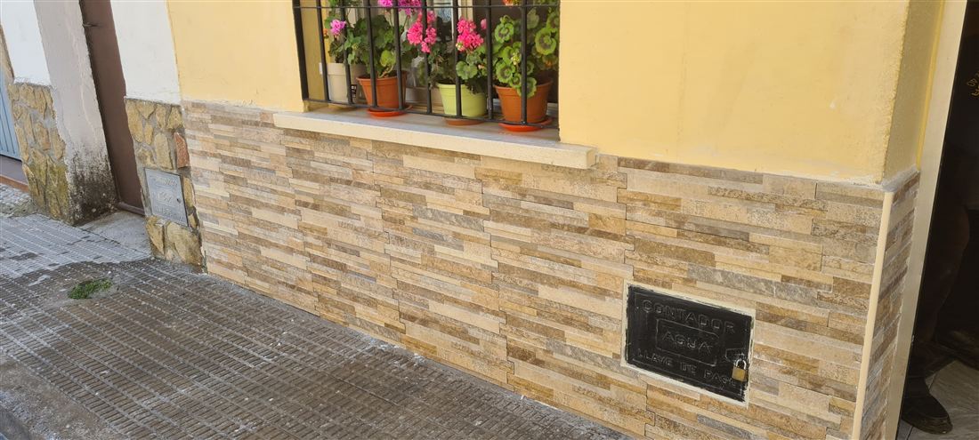 Zócalo con revestimiento piedra