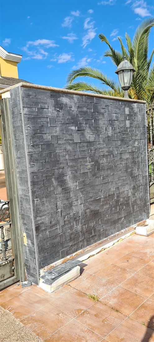 Revestimiento de zócalo en fachada